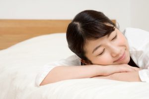 欧米人に多い大人の「うつぶせ寝」メリット・デメリットと枕の選び方
