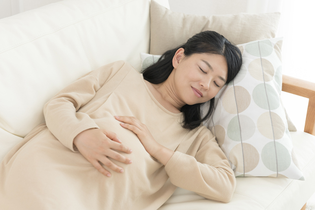 妊婦さんが楽に眠れるようサポートしてくれる抱き枕