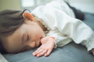子どもが発症しやすい夢遊病・夜驚症・夜尿症などのノンレム睡眠時随伴症は、大きくなるにつれて症状が改善されることが多い睡眠障害で、とくに治療の必要がない場合がほとんどです。
